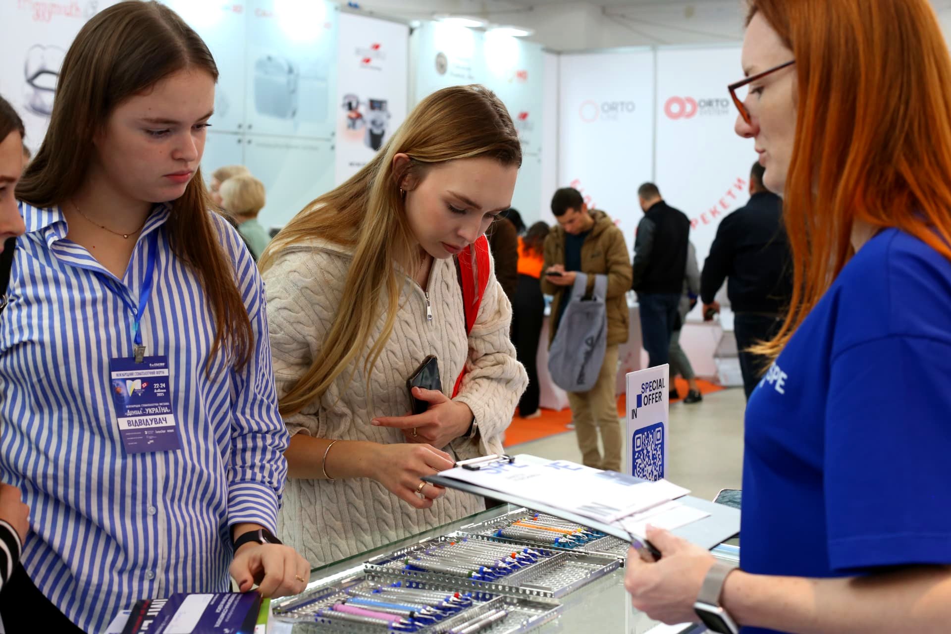 Відвідувачі біля стенду INSPE на виставці
